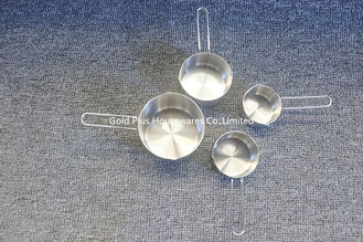 China Accesorios de la cocina 4 tazas de medición de acero inoxidables de las PC y cucharas dosificadoras de plata alrededor de la cucharada sólida de medición estrecha proveedor