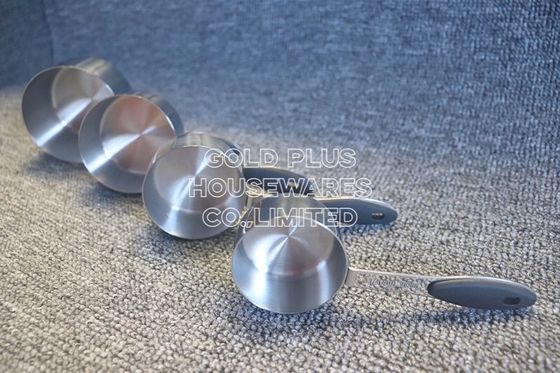 Cucharas dosificadoras de acero de las tazas de medición de la cocina del metal respetuoso del medio ambiente del accessority con el lazo grabado de las medidas y del colgante proveedor